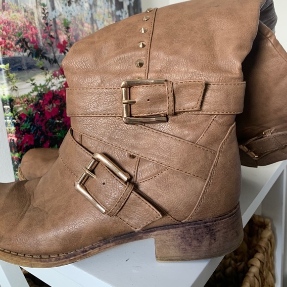 Boots - Picture 6 of 9